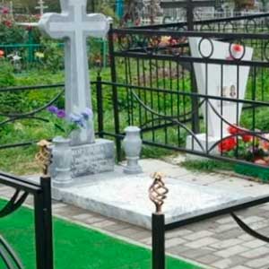 Копка могилы на кладбище